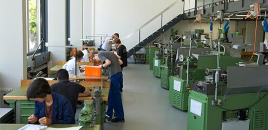 特变电工车间7S升级中选择工作台