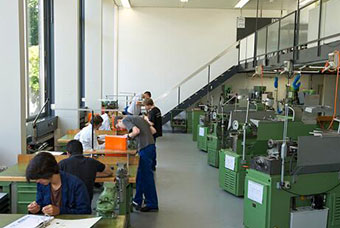 特变电工车间7S升级中选择工作台